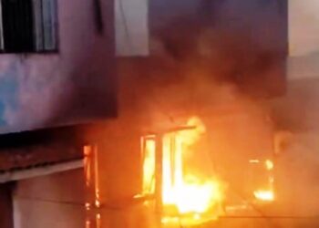 Incêndio destrói casa de madeira no Morro do Horácio