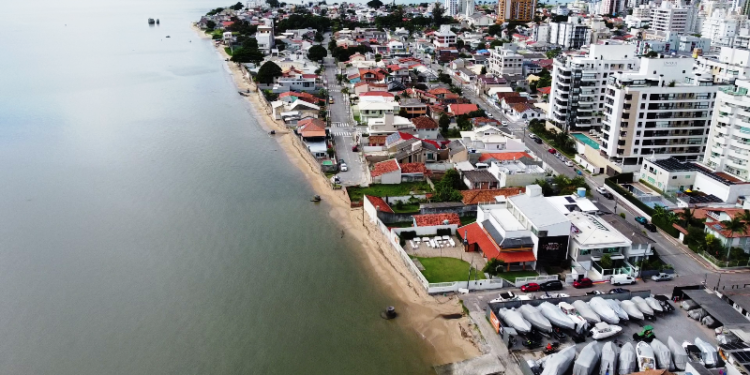 Casan inicia obras do saneamento básico no bairro Estreito, em Florianópolis
