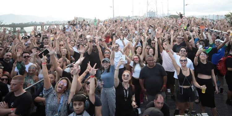 Florianópolis recebe evento de música eletrônica na cabeceira da Ponte Hercílio Luz