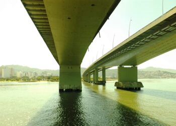 Inconsistência: reforma das passarelas da Ponte Colombo Salles vira alvo da CGE