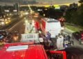 Motociclista sobrevive após cair da moto e ser atropelado por micro-ônibus