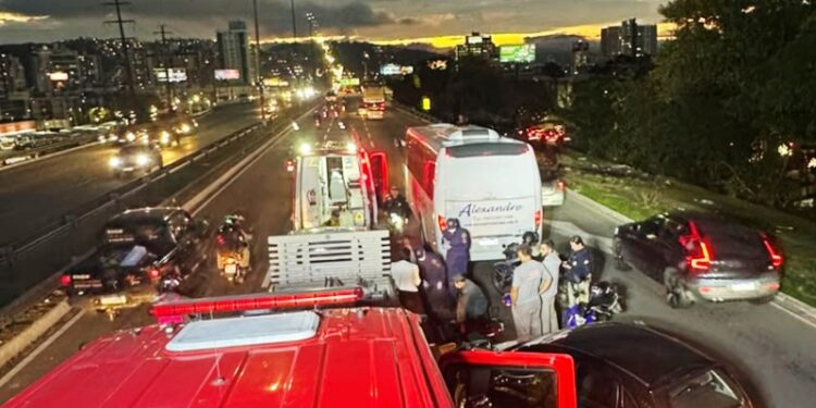 Motociclista sobrevive após cair da moto e ser atropelado por micro-ônibus