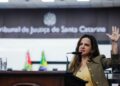 Filha de Lindomar Castilho emociona público em SC ao falar sobre feminicídio
