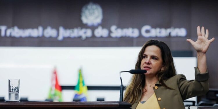 Filha de Lindomar Castilho emociona público em SC ao falar sobre feminicídio
