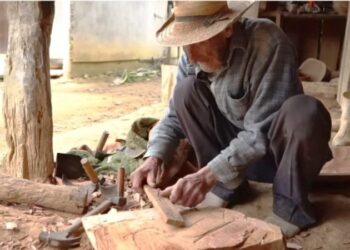 Artesão de 84 anos mantém tradição das gamelas de madeira na Grande Florianópolis