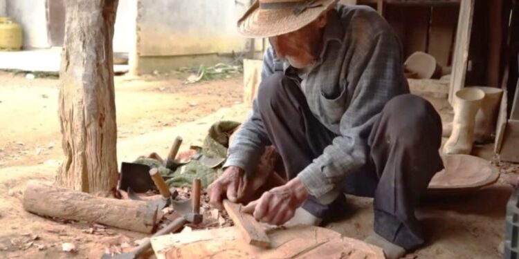 Artesão de 84 anos mantém tradição das gamelas de madeira na Grande Florianópolis