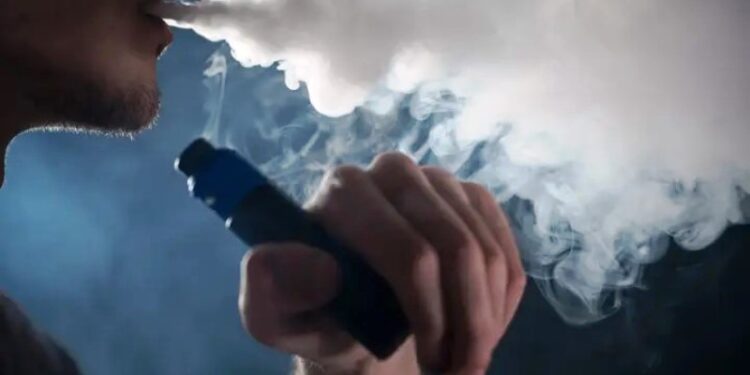 Número de fumantes despenca em SC, mas avanço dos vapes preocupa