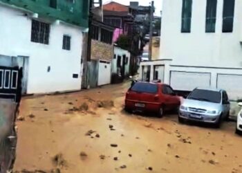 Reservatório da Casan transborda e água invade ruas da Serrinha, em Florianópolis