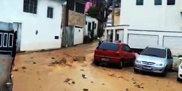 Reservatório da Casan transborda e água invade ruas da Serrinha, em Florianópolis