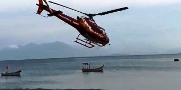 Pescador sofre parada cardíaca e é reanimado por colegas na praia