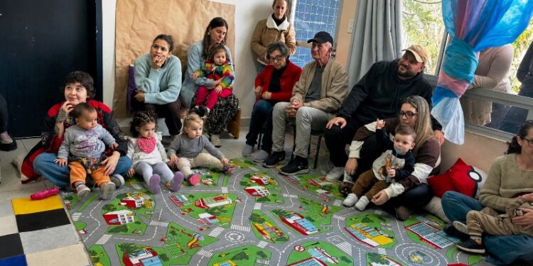 Escola celebra cultura manezinha com tarrafada e pesca artesanal