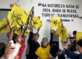 Crianças têm aula de matemática, cultura e cidadania construindo pipas
