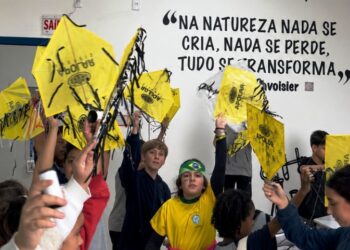 Crianças têm aula de matemática, cultura e cidadania construindo pipas
