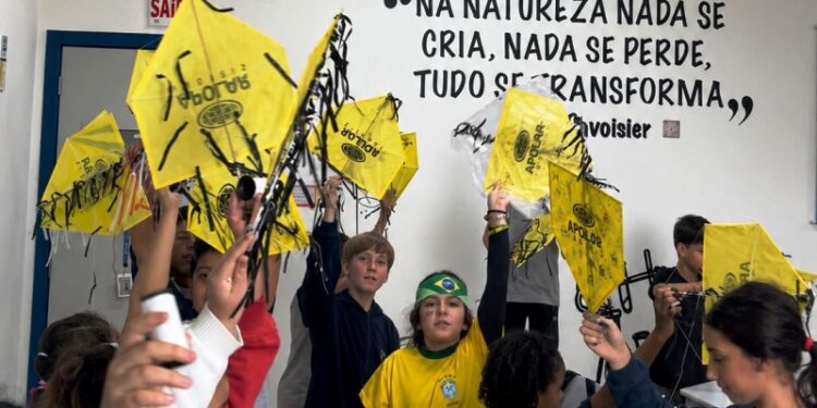 Crianças têm aula de matemática, cultura e cidadania construindo pipas