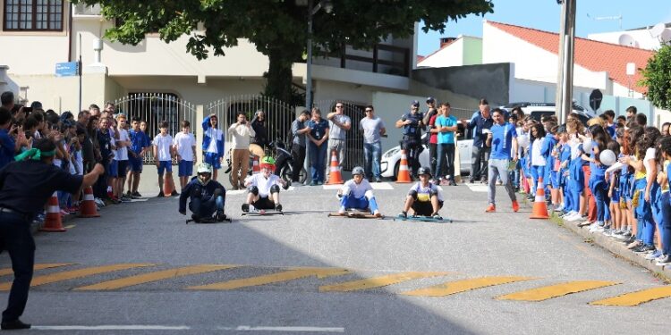Nostalgia e adrenalina: Corrida de carrinho de rolimã invade rua do Estreito neste sábado