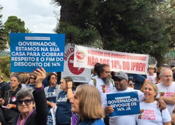 Servidores estaduais protestam pelo fim do confisco de 14% nas aposentadorias