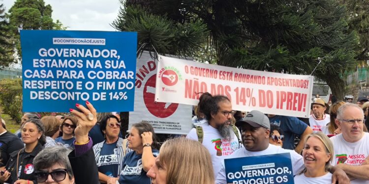 Servidores estaduais protestam pelo fim do confisco de 14% nas aposentadorias