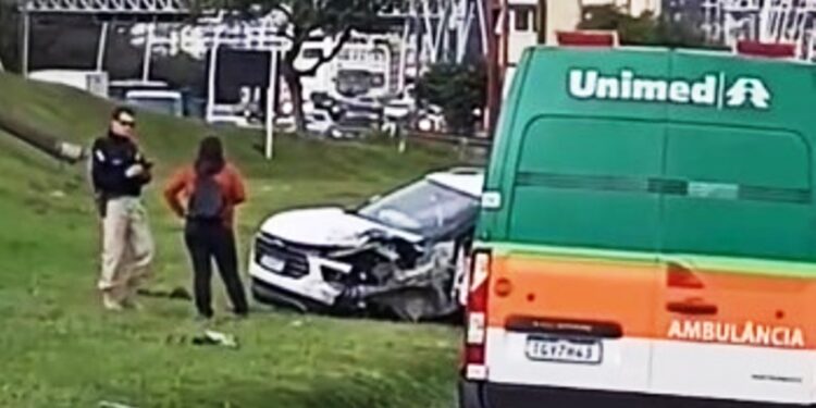 Colisão frontal na entrada da Ilha prejudica fluxo do trânsito em Florianópolis