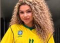 Quem é a influencer que viralizou nas redes após montar uma barbearia nudista em Florianópolis