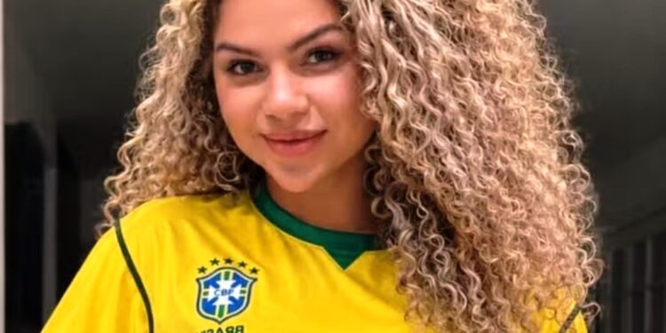 Quem é a influencer que viralizou nas redes após montar uma barbearia nudista em Florianópolis
