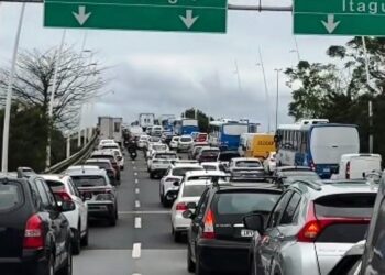 Atendimento a pedestre sobre a Ponte provoca mais um caos no trânsito em Florianópolis