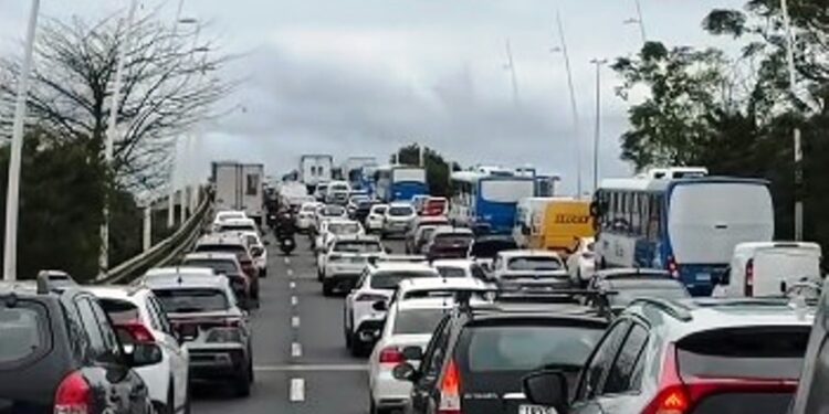 Atendimento a pedestre sobre a Ponte provoca mais um caos no trânsito em Florianópolis