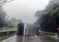 Caminhão tomba sobre a pista no Morro dos Cavalos e provoca filas na BR-101