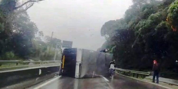 Caminhão tomba sobre a pista no Morro dos Cavalos e provoca filas na BR-101