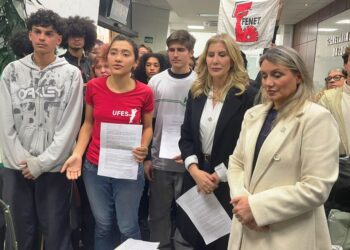 Estudantes ocupam secretaria da Educação em protesto por mais orçamento