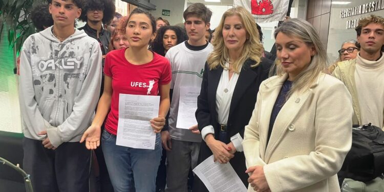 Estudantes ocupam secretaria da Educação em protesto por mais orçamento