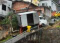 Caminhão descontrolado desce morro e bate em poste na Costeira, em Florianópolis