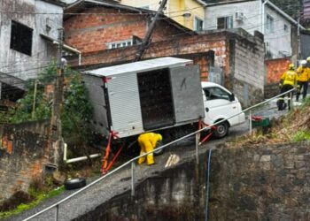 Caminhão descontrolado desce morro e bate em poste na Costeira, em Florianópolis