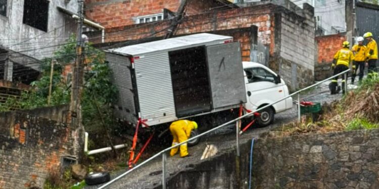Caminhão descontrolado desce morro e bate em poste na Costeira, em Florianópolis