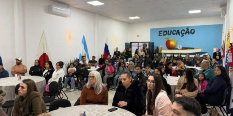 Governador Celso Ramos cria curso gratuito de português para famílias estrangeiras