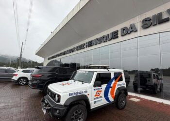 Florianópolis inicia entrega de telhas para atingidos pela chuva de granizo