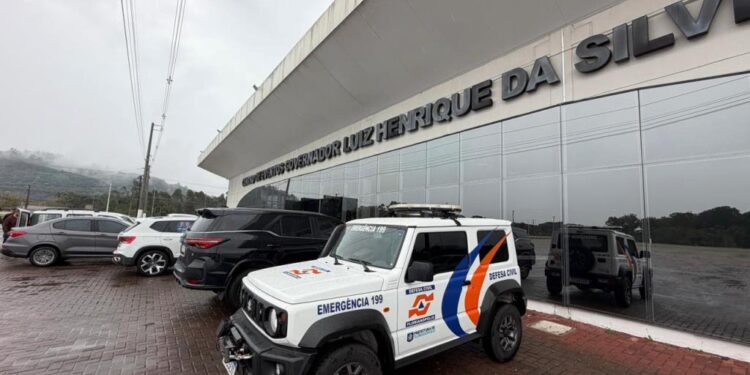 Florianópolis inicia entrega de telhas para atingidos pela chuva de granizo