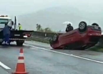 Pista molhada provoca engavetamento na BR-101 em Biguaçu