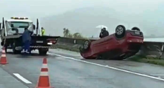 Pista molhada provoca engavetamento na BR-101 em Biguaçu