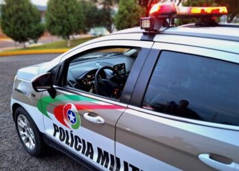 Homem leva tiro no pescoço em tentativa de assalto em São José