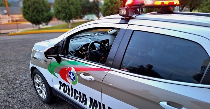 Homem leva tiro no pescoço em tentativa de assalto em São José