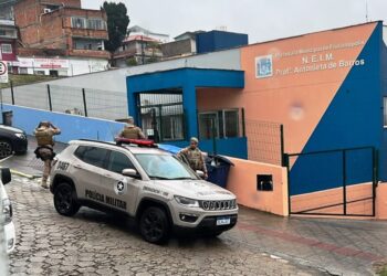 Polícia procura por homem que ameaçou “banho de sangue” em escolas de Florianópolis