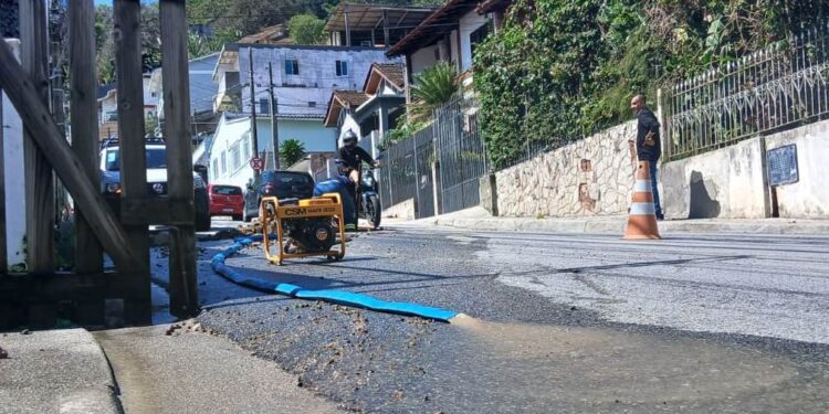 Casan faz 45 consertos em vias públicas por dia em Florianópolis