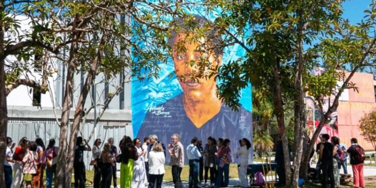 Antonieta de Barros ganha novo mural na UFSC feito por artista africano