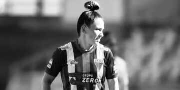 Kelly Becker confirma lesão no joelho e só volta aos gramados em 2027