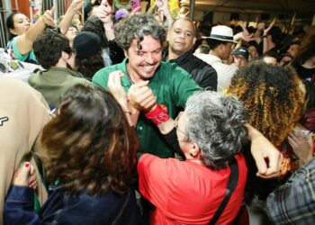 Marquito é reeleito deputado mais votado de Florianópolis e é abraçado pela multidão