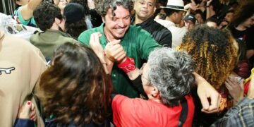Marquito é reeleito deputado mais votado de Florianópolis e é abraçado pela multidão