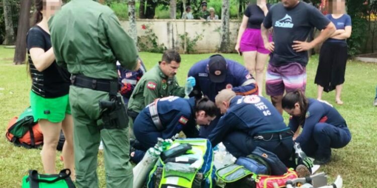 Menino de um ano e meio é socorrido e sobrevive após se afogar em açude
