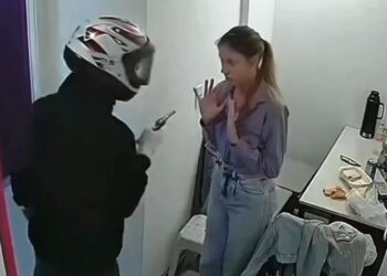 Vídeo: assaltantes levam 43 celulares de loja da Vivo no Sul da Ilha